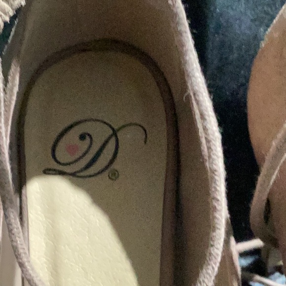 Women’s taupe heels size 8 with tie up laces. - Picture 7 of 7